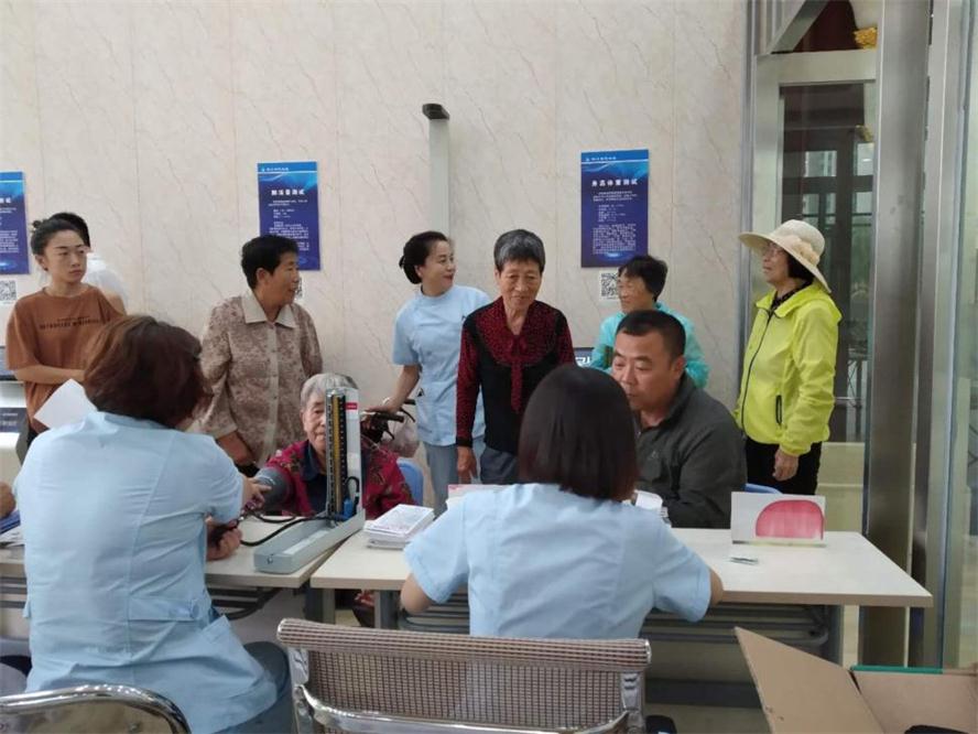 20180917162254_85797 社区义诊暖人心便民服务零距离